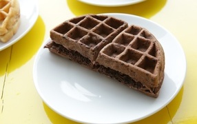 Шоколадная вафля на белой тарелке