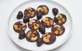 Шоколадные конфеты с орехами на тарелке
