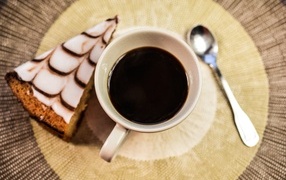 Кофе с куском торта на столе