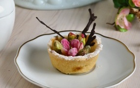 Кекс как произведение искусства на тарелке