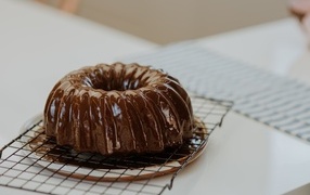 Кекс в шоколадной глазури на столе