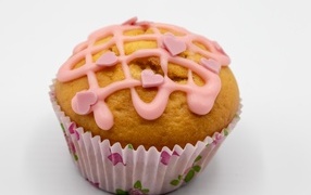 Кекс с клубничной глазурью на сером фоне