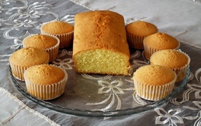 Кексы на стеклянной тарелке на столе