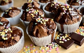 Кексы с шоколадной глазурью и сахарной посыпкой