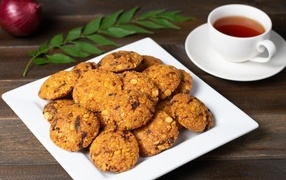 Вкусное  сладкое печенье с чашкой чая