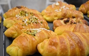 Вкусные сладкие круассаны на противне