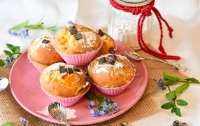 Вкусные сладкие свежие кексы на тарелке