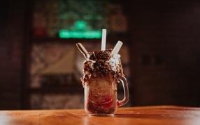 Десерт в стакане с трубочками