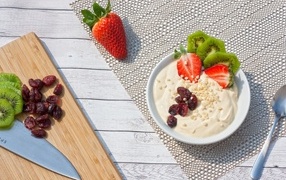 Десерт с киви, клубникой и сушеными ягодами