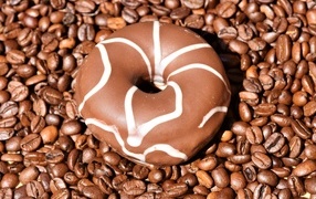 Донат с шоколадной глазурью и кофейными зернами