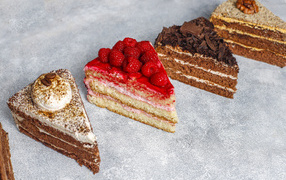 Четыре разных вкусных куска торта на столе