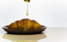 Свежий круассан с медом на завтрак