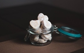 Печенье в форме сердца в стеклянной банке