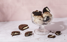 Мороженое в креманке с шоколадным печеньем