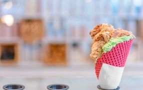 Мороженое с розовой вафле