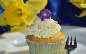 Маффин с белым кремом крупным планом