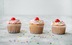 Маффины с кремом и вишней на столе