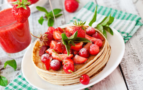 Блинчики с ягодами и клубничным смузи