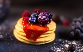 Оладьи с джемом и ягодами на столе