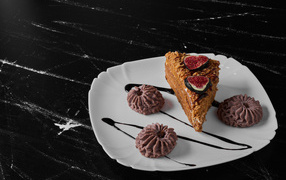 Кусок торта с печеньем на белой тарелке