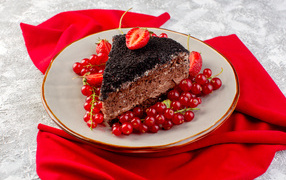 Кусок торта с красной смородиной и клубникой