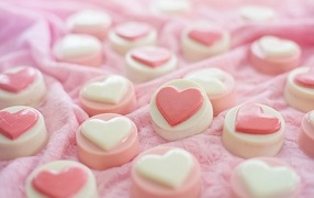 Розовые конфеты с сердечками на ткани