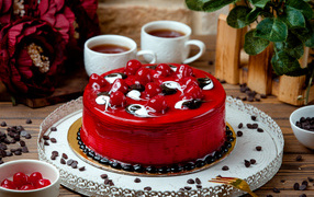 Красный вишневый торт на столе с чаем