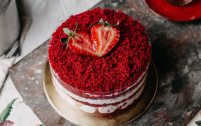 Торт красный бархат с ягодами клубники