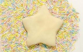 Имбирный пряник в форме звезды с сахарной посыпкой