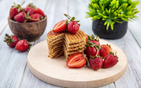 Сладкие хрустящие вафли с ягодами клубники