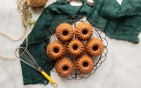 Сладкие вкусные кексы на столе с тканью