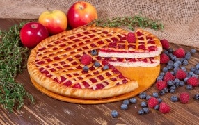 Сладкий пирог с ягодами малины, черники и яблоками