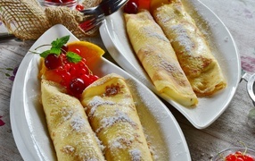 Тонкие блинчики с ягодами на столе