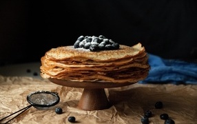 Тонкие сладкие блинчики с ягодами черники и сахарной пудрой