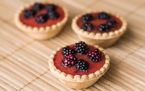 Три пирожных с ягодами и кремом