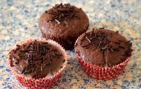 Три шоколадных маффина на столе