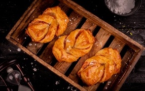 Три аппетитные свежие булочки на столе