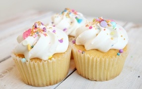 Три сладких кекса с белым кремом