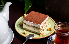 Торт Тирамису на столе с чаем