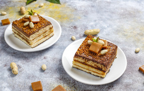 Два куска карамельного торта с ирисками