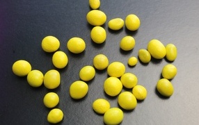 Желтые конфеты на сером столе