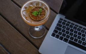 Коктейль со льдом у ноутбука