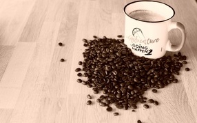 Чашка кофе на деревянном столе с кофейными зернами