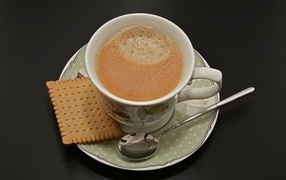 Чашка кофе с печеньем на блюдце