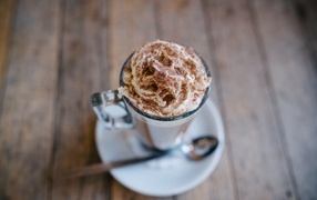 Чашка горячего шоколада со взбитыми сливками