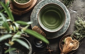 Зеленый чай с посудой на столе