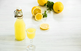 Итальянский традиционный ликер лимончелло с лимоном