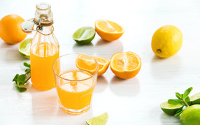 Апельсиновый сок на столе с фруктами