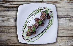 Шашлык из свинины на тарелке на деревянном столе