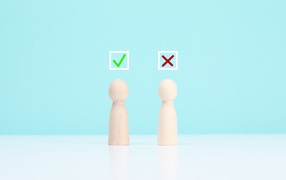 Две кегли с правом выбора на голубом фоне